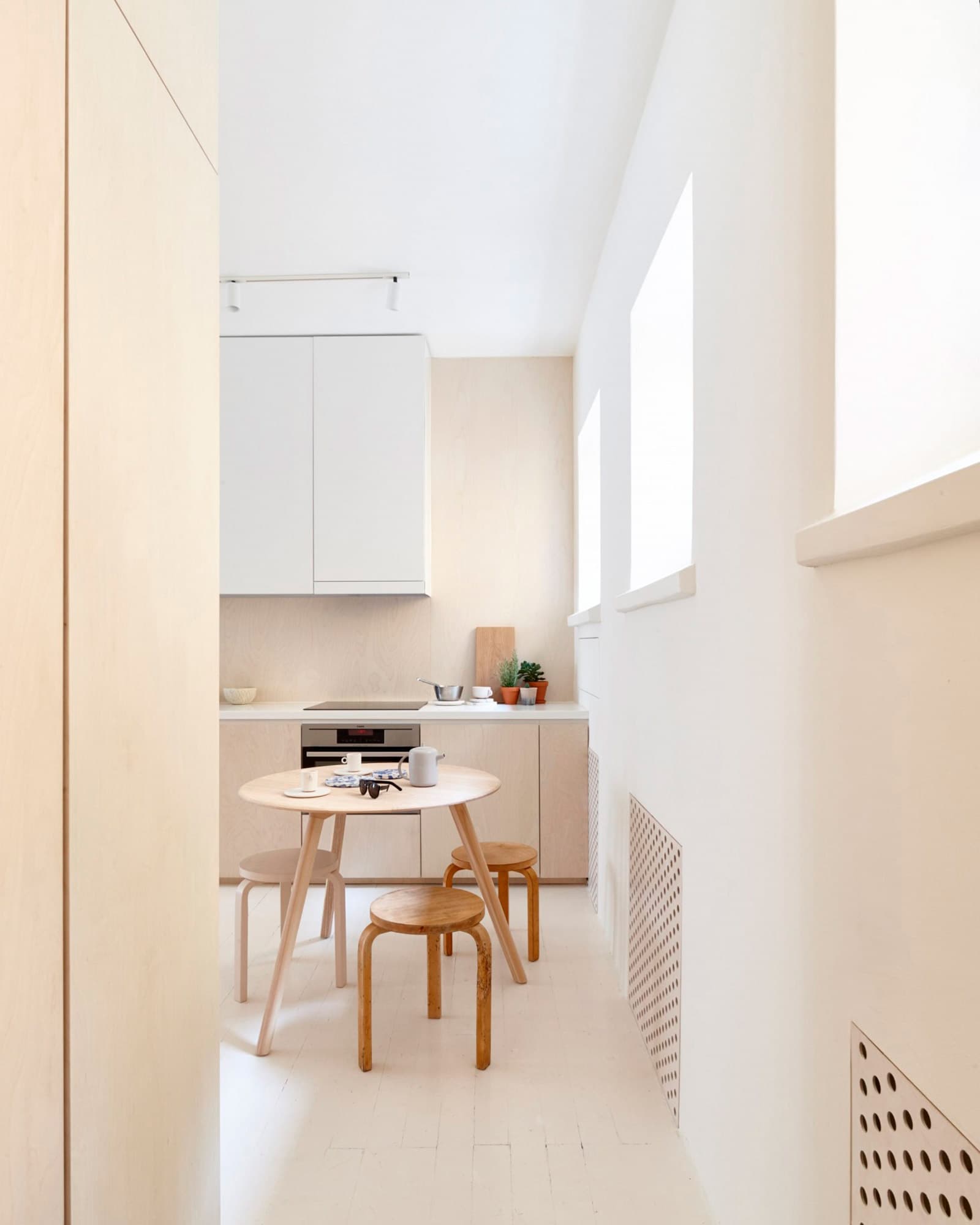 Minimalistic Apartment Renovation by Reko Hämäläinen / Rekon Struktio