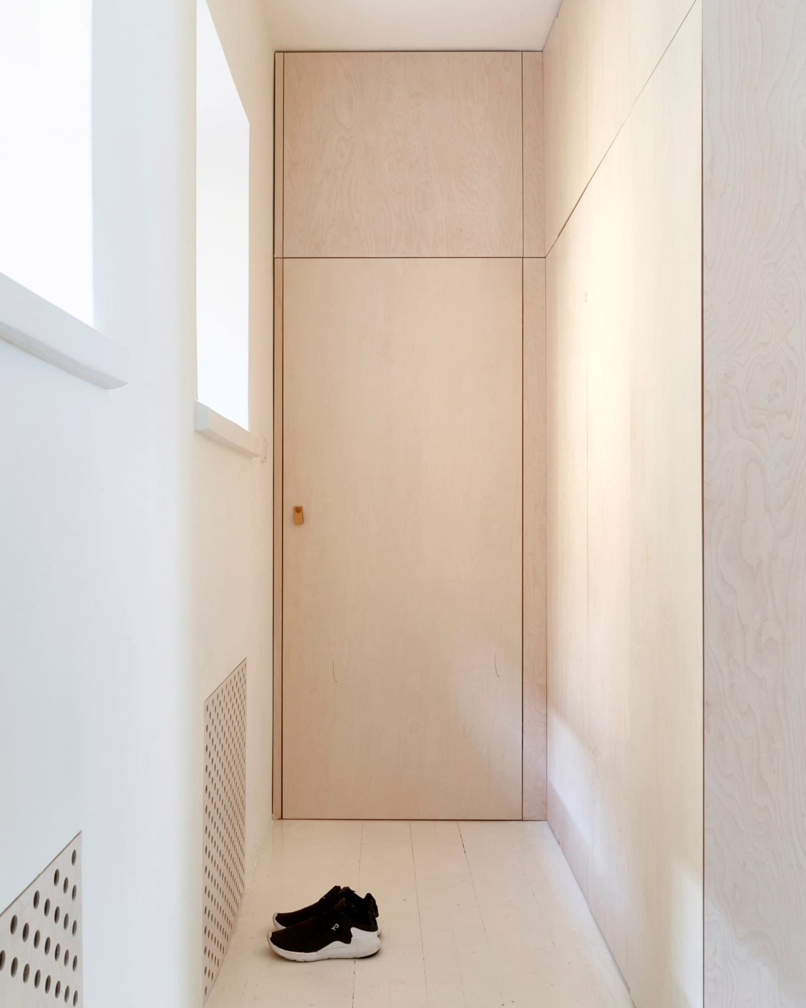 Minimalistic Apartment Renovation by Reko Hämäläinen / Rekon Struktio